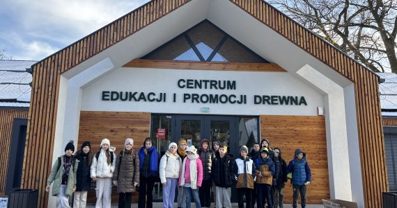 Wycieczka klasy 5b do Centrum Edukacji i Promocji Drewna w Nadleśnictwie Babki
