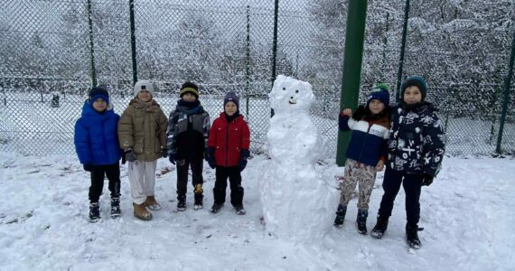 Pierwszy śnieg 1a na szkolnym boisku