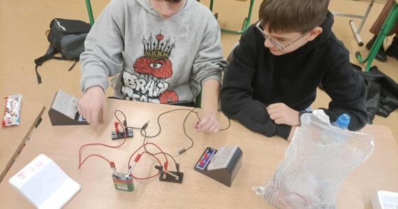 Zajęcia praktyczne w czasie lekcji fizyki