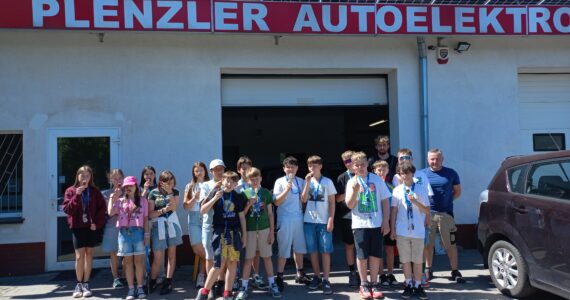 Klasa 5a w warsztacie samochodowym
